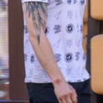 وشم الريش على كتف الرجل الأيمن - وشم الشارع 09/14/2020-4