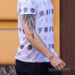 وشم الريش على كتف الرجل الأيمن - وشم الشارع 09/14/2020 - 2