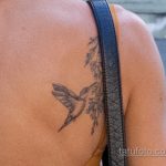 وشم الطائر الطنان والزهور على الكتف الأيمن لامرأة نحيلة - وشم الشارع 09/14/2020 - 2