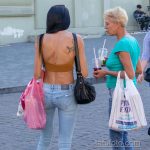 وشم الطائر الطنان والزهرة على الكتف الأيمن لامرأة نحيلة - وشم الشارع 09/14/2020 - 3