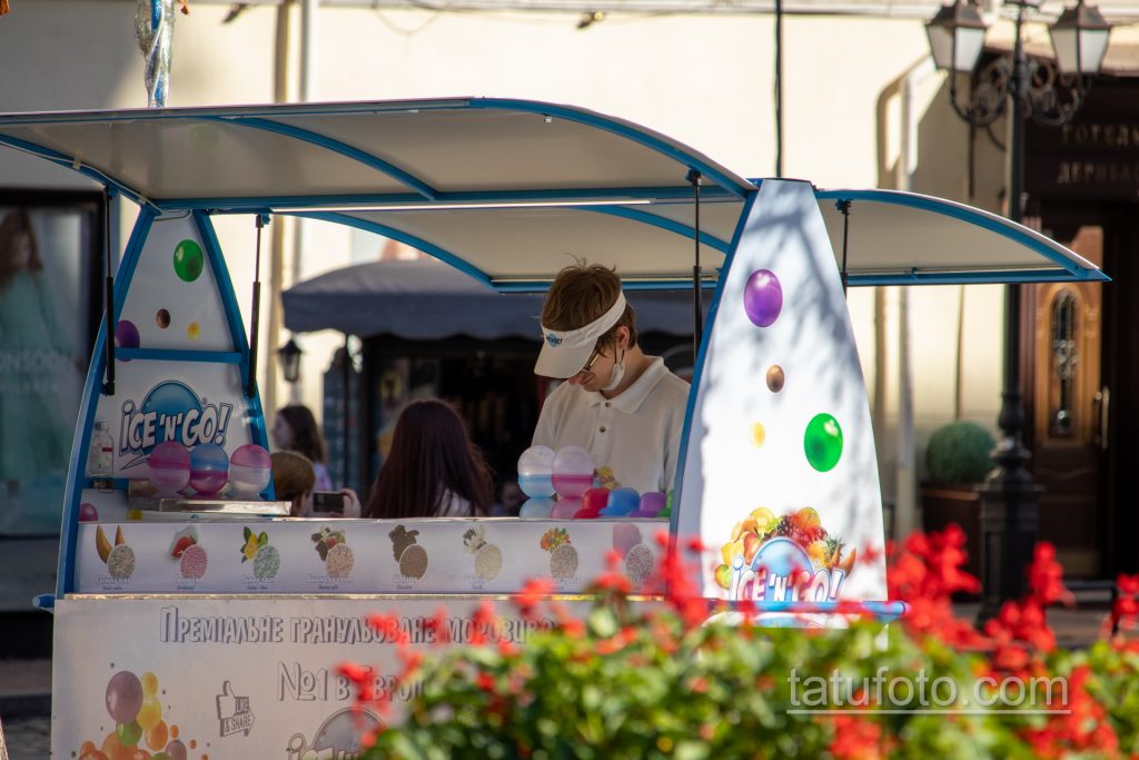 صورة لصانع الآيس كريم الذي يبيع الآيس كريم في شارع Deribasovskaya - وشم الشارع 09/14/2020 - 1