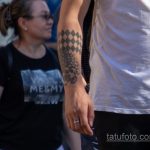 وشم أسود مع معينات على الذراع اليمنى للرجل Deribasovskaya - وشم الشارع 09/14/2020-4