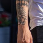 وشم أسود مع معينات على الذراع اليمنى للرجل Deribasovskaya - وشم الشارع 09/14/2020 - 2