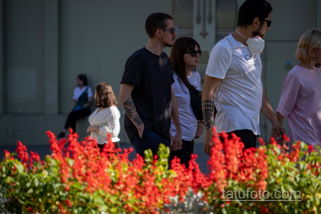 وشم الراي اللاسع الأسود وسلحفاة الماوري على ذراع الرجل - وشم الشارع 09/14/2020 - 4