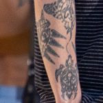 وشم الراي اللاسع الأسود وسلحفاة الماوري على ذراع الرجل - وشم الشارع 09/14/2020 - 2