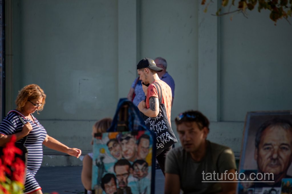 وشم بوجه تمثال المفكر على يد الرجل - وشم الشارع 14/09/2020 - 1