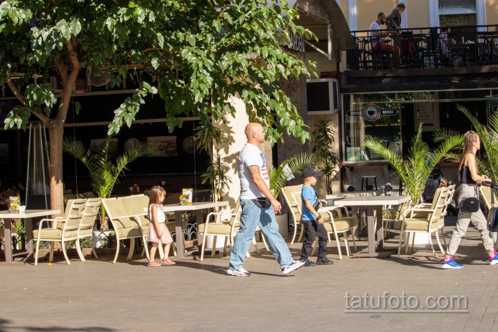 وشم جمجمة ومرساة على كتف الرجل الأيمن - وشم الشارع 09/14/2020 - 2