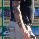 كم وشم بساعة ووجه فتاة على الذراع اليمنى لرجل بالغ - وشم الشارع 09/14/2020-10