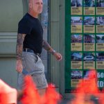 كم وشم بساعة ووجه فتاة على الذراع اليمنى لرجل بالغ - وشم الشارع 09/14/2020 - 9