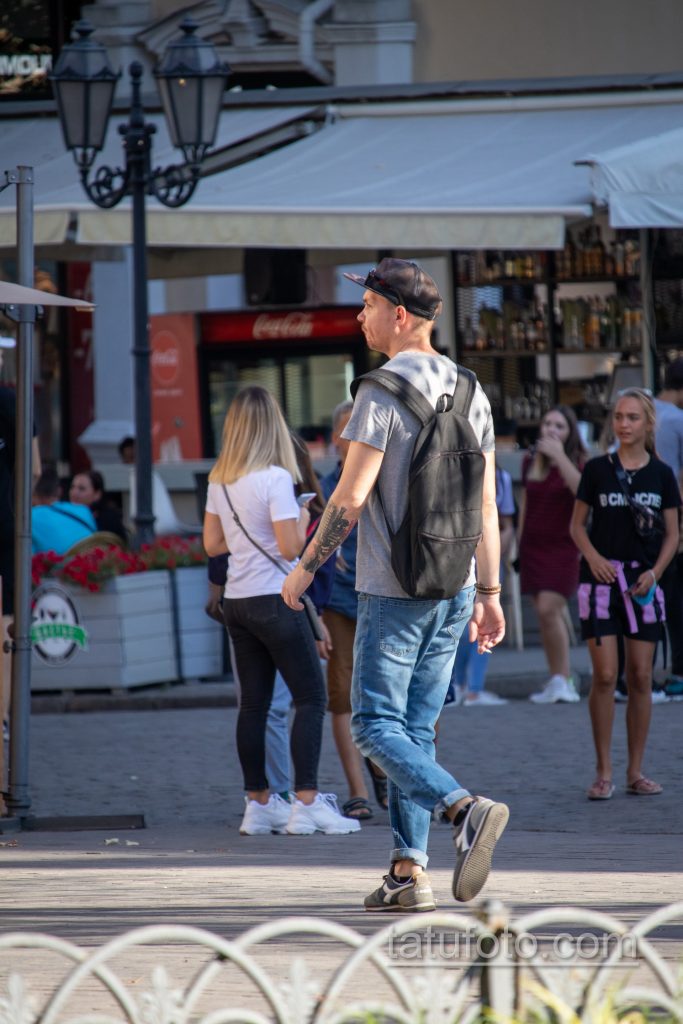 وشم موسيقي باللونين الأسود والأحمر مع بوق وميكروفون على ذراع الرجل الأيمن - وشم الشارع 09/14/2020-5