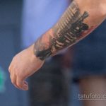 وشم موسيقي باللونين الأسود والأحمر مع بوق وميكروفون على ذراع الرجل الأيمن - وشم الشارع 09/14/2020 - 2