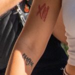 وشم الصحن الطائر والأجانب على ذراع الفتاة اليسرى - وشم الشارع 09/14/2020-3