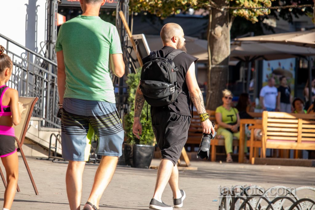 صورة وشم مع أنماط ونقوش الماوري على يد رجل بكاميرا نيكون في يد فتاة - وشم الشارع 14/09/2020 - 3