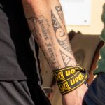 صورة وشم مع أنماط ونقوش الماوري على يد رجل بكاميرا نيكون في يد فتاة - وشم الشارع 14/09/2020 - 1