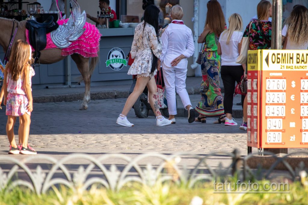 وشم بأزهار سوداء حمراء أسفل ساق الفتاة - وشم الشارع 09/14/2020 - 13