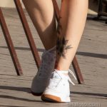 وشم بأزهار سوداء حمراء أسفل ساق الفتاة - وشم الشارع 14/09 / 2020-5