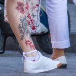وشم بأزهار سوداء حمراء أسفل ساق الفتاة - وشم الشارع 14/09/2020 - 14