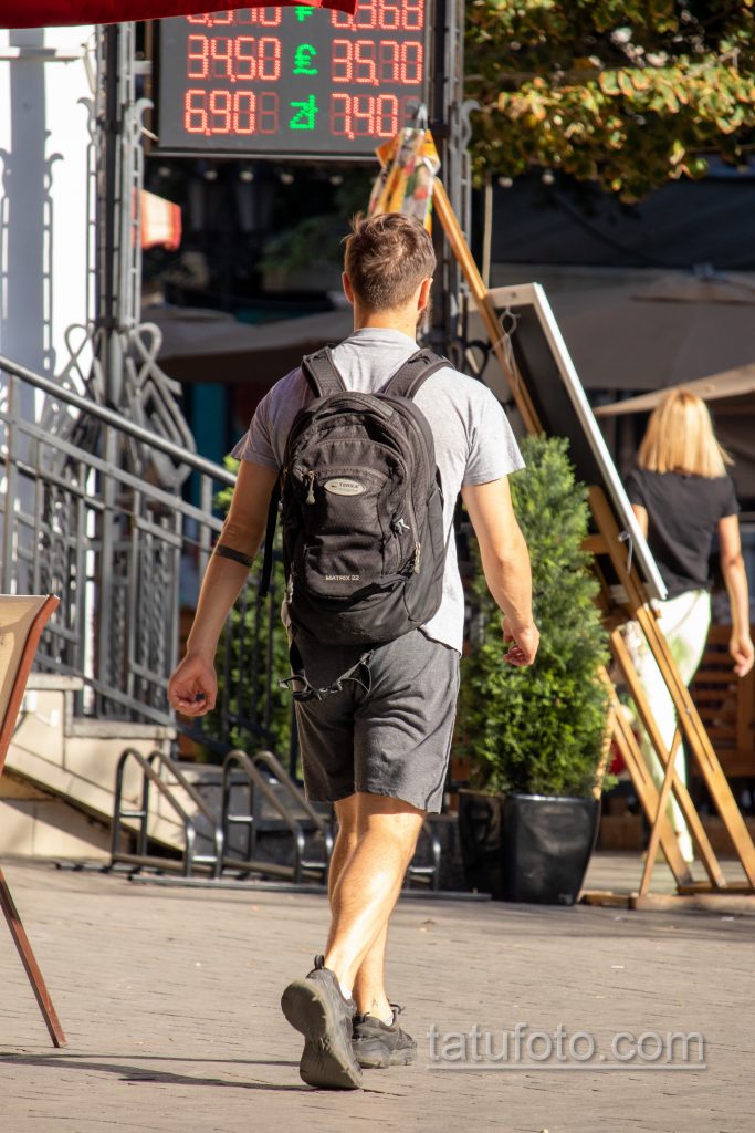 وشم سوار مخطط أسود على الذراع اليسرى للرجل - وشم الشارع 09/14/2020-5