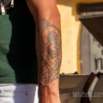 وشم البوصلة على الذراع اليسرى للرجل - وشم الشارع 09/14/2020 - 7