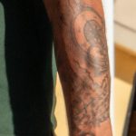 وشم البوصلة على الذراع اليسرى للرجل - وشم الشارع 09/14/2020-5