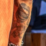 وشم مع الماس في فم فتاة على اليد اليمنى لرجل - وشم الشارع 09/14/2020-5