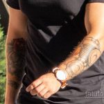 وشم النمر مع الزهور ومحرك دراجة نارية على يد رجل - شارع الوشم 14/09/2020 - 4