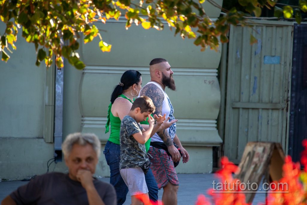 وشم مع أنماط ومحارب فايكنغ على ذراع رجل ملتح كبير - وشم الشارع 09/14/2020-5