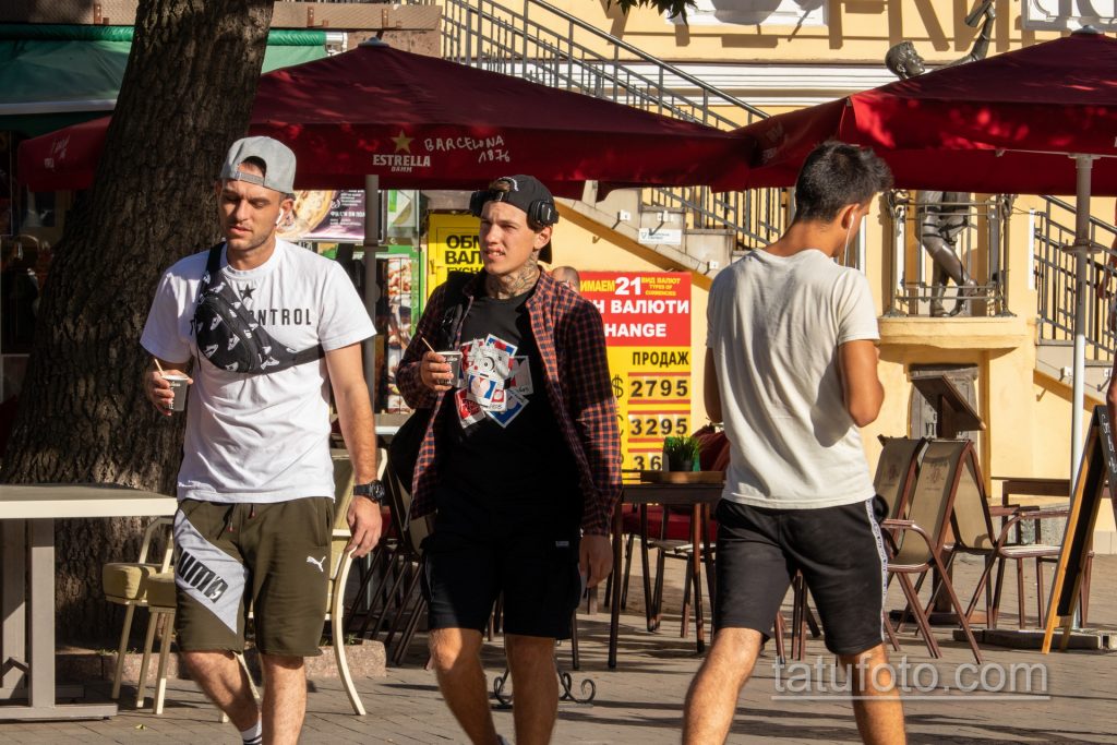 وشم العين على رقبة الشاب - وشم الشارع 09/14/2020-4