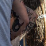 وشم المدرسة القديمة مع وردة - فتاة وخنجر على ذراع الرجل - وشم الشارع 09/14/2020 - 2