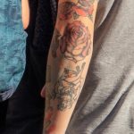 وشم المدرسة القديمة مع وردة - فتاة وخنجر على ذراع الرجل - وشم الشارع 09/14/2020-5