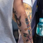وشم المدرسة القديمة مع وردة - فتاة وخنجر على ذراع الرجل - وشم الشارع 09/14/2020 - 8
