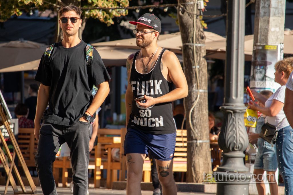 وشم بالسكاكين على منحنى ذراع الرجل - وشم الشارع 09/14/2020 - 9