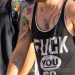 وشم بالسكاكين على منحنى ذراع الرجل - وشم الشارع 09/14/2020 - 2