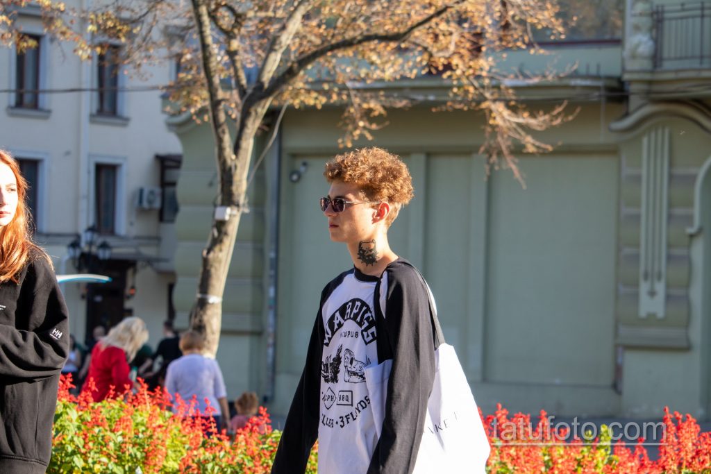 وشم مع وجه Pit Bull Terrier - وشم PITBULL على رقبة شاب - 1