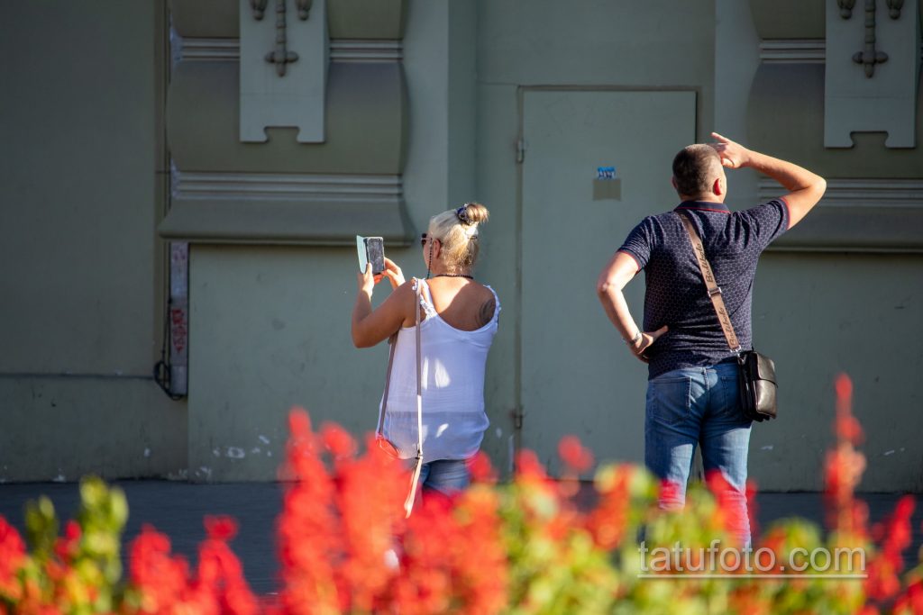 وشم ملون بالرونية السلافية على كتف المرأة الأيمن - وشم الشارع 14/09/2020 - 1