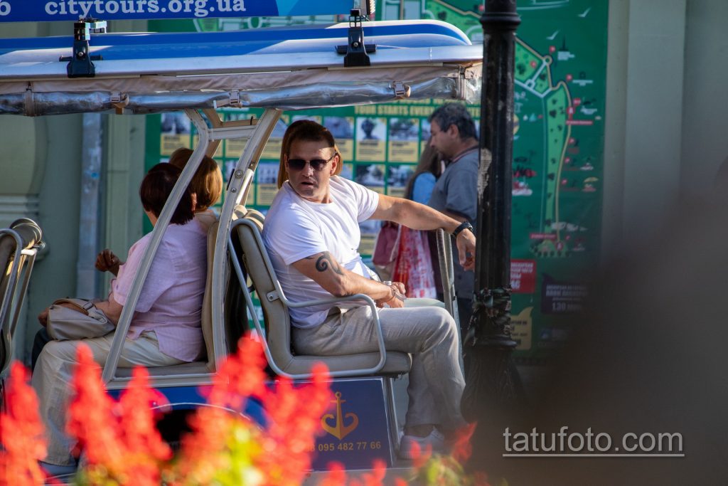 الأنماط القبلية في وشم على اليد اليسرى للرجل - وشم الشارع 09/14/2020 - 9