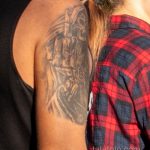 وشم الموت الذي يظهر الإصبع الأوسط على الكتف الأيمن للرجل - وشم الشارع 14/09/2020 - 3