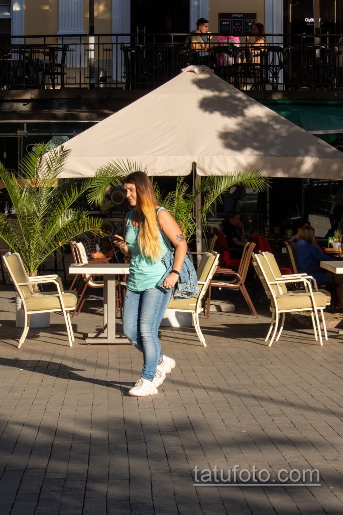 وشم زهرة على منحنى ذراع الفتاة - وشم الشارع 09/14/2020 - 1