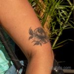 وشم زهرة على منحنى ذراع الفتاة - وشم الشارع 09/14/2020 - 2