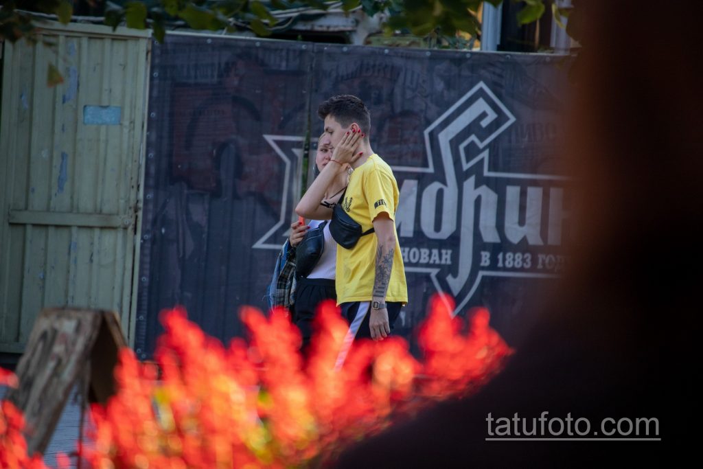 زهرة وشم رئيسي على الذراع اليسرى لشاب شاب - وشم الشارع 09/14/2020 - 3