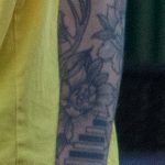 زهرة وشم رئيسي على الذراع اليسرى لشاب - وشم الشارع 09/14/2020 - 2