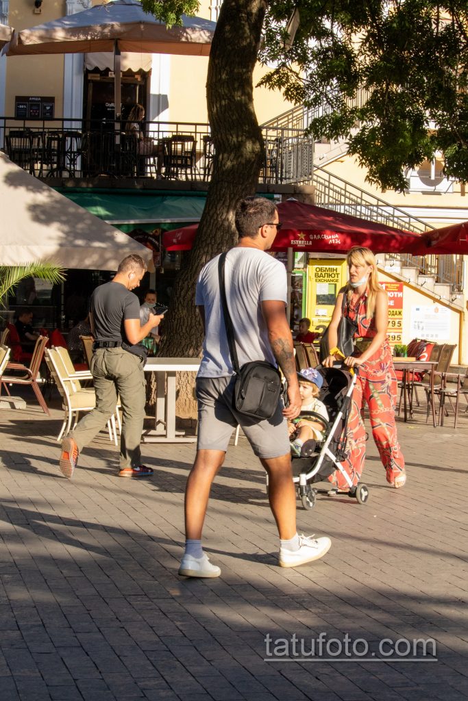 وشم بأرقام رومانية وساعة على ذراع الرجل - وشم الشارع 14/09/2020 - 1