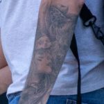 صورة وشم لفتاة بها جمجمة على رأس رجل على ذراعه - وشم الشارع 14/09/2020 - 2