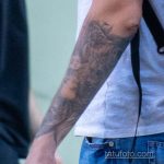 صورة وشم لفتاة بجمجمة على رأس رجل على ذراعه - وشم الشارع 09/14/2020 - 7