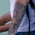 صورة وشم لفتاة بها جمجمة على رأس رجل على ذراعه - وشم الشارع 09/14/2020 - 9