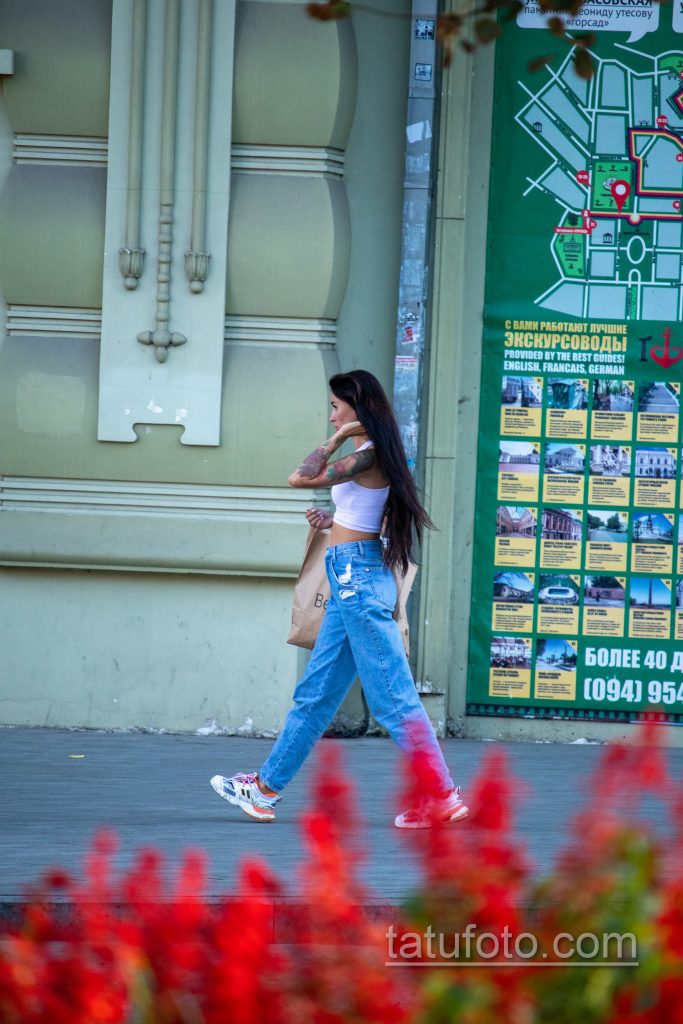 وشم ملون بالورود على الذراع اليسرى للفتاة - وشم شارع 09/14/2020 - 3