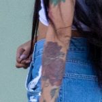 وشم ملون بالورود على الذراع اليسرى للفتاة - وشم الشارع 09/14/2020 - 6