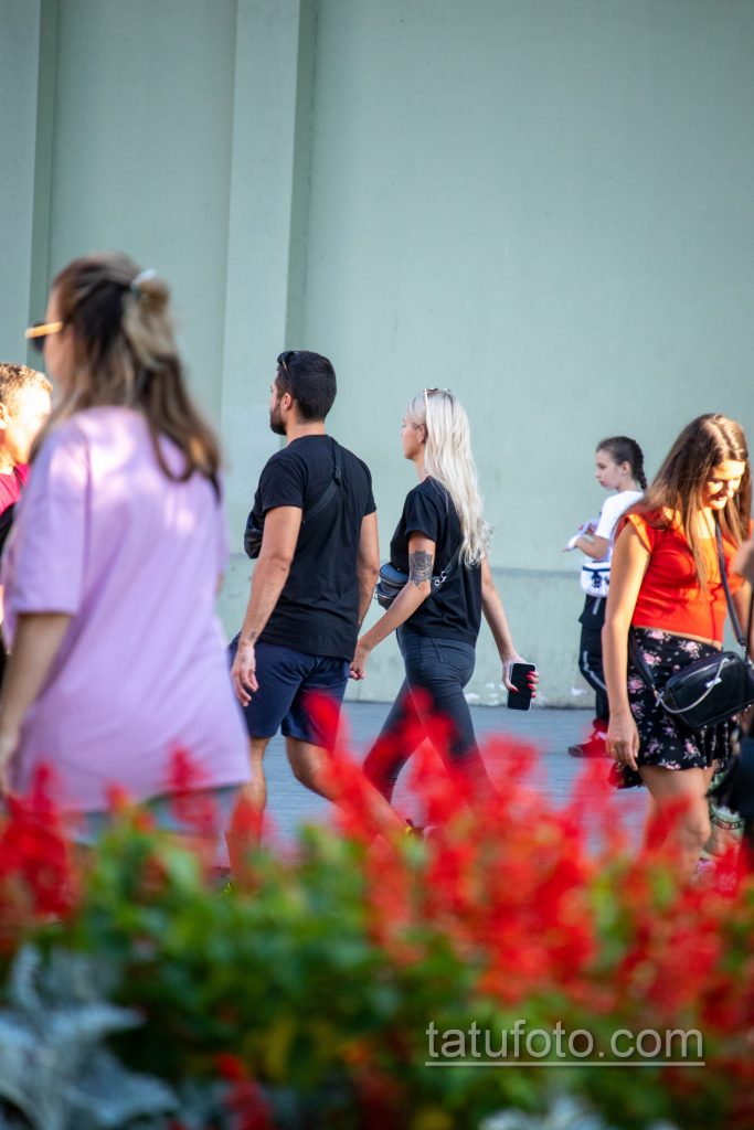 روز الوشم على ذراع الفتاة اليسرى - وشم الشارع 09/14/2020-5