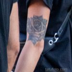روز الوشم على ذراع الفتاة اليسرى - وشم الشارع 09/14/2020-4