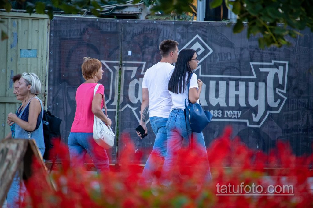 وشم بالريش على الذراع اليسرى لرجل - وشم الشارع 09/14/2020 - 2